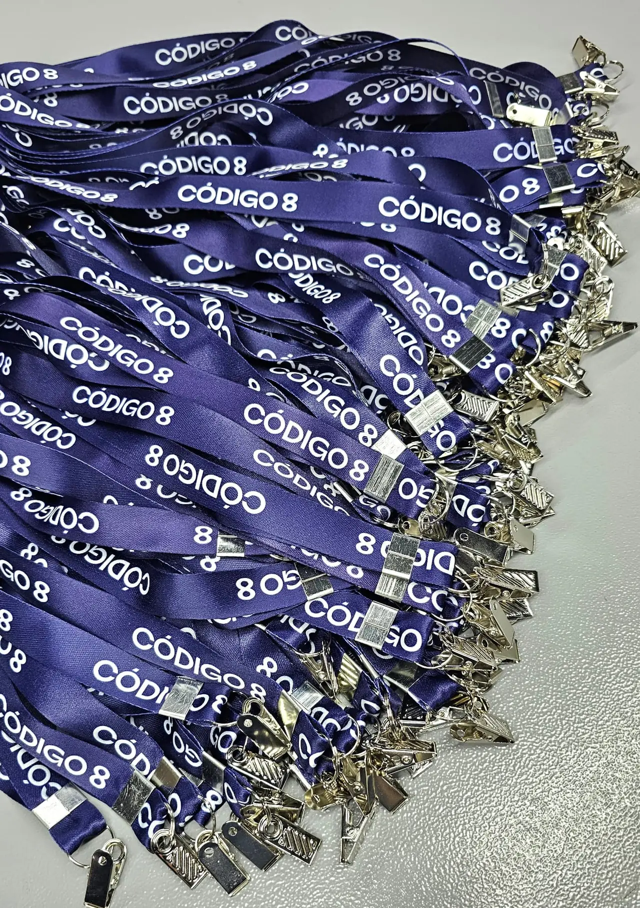 Cordões roxos com crachá